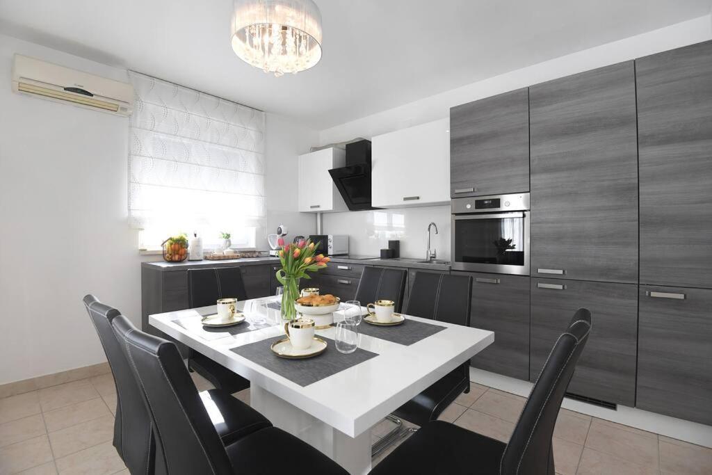 Family Apartment Manuela Задар Экстерьер фото